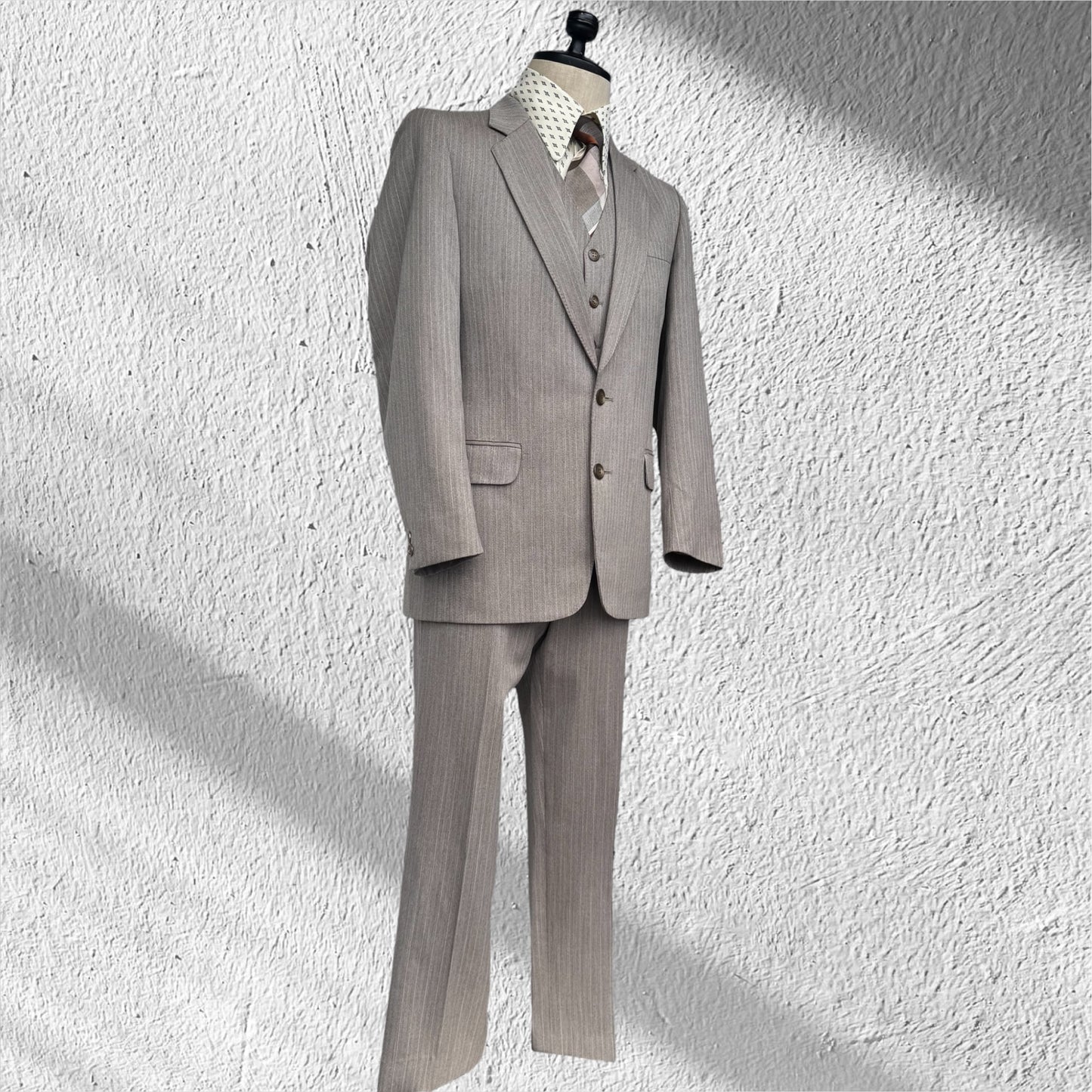 Pierre Cardin 3 Piece Suit Size 30” S /10